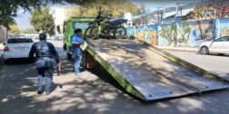 Foto: Adrián Gaytán / Elementos de Vialidad Municipal aseguran las unidades de los automovilistas sin placas, pese a que la Secretaría de Movilidad carece de láminas