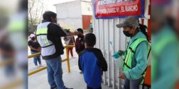 En la escuela primaria “Juan Jacobo Rousseau” de San Lorenzo Cacaotepec, padres de familia y personal docente acatan el protocolo de prevención de enfermedades