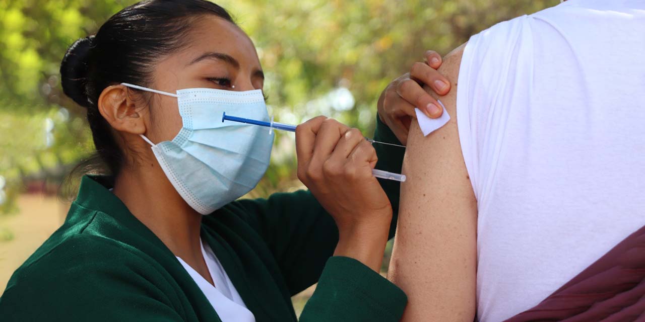Foto: Cortesía / Exhortan a la población a acudir a las unidades médicas familiares 01, 65 y 38 del IMSS Oaxaca para la primera dosis de la vacuna Abdala