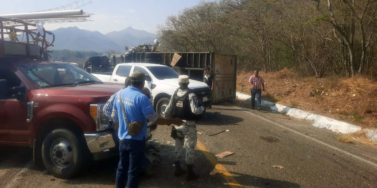 Se impactan dos camionetas en la 190, una volcó | El Imparcial de Oaxaca