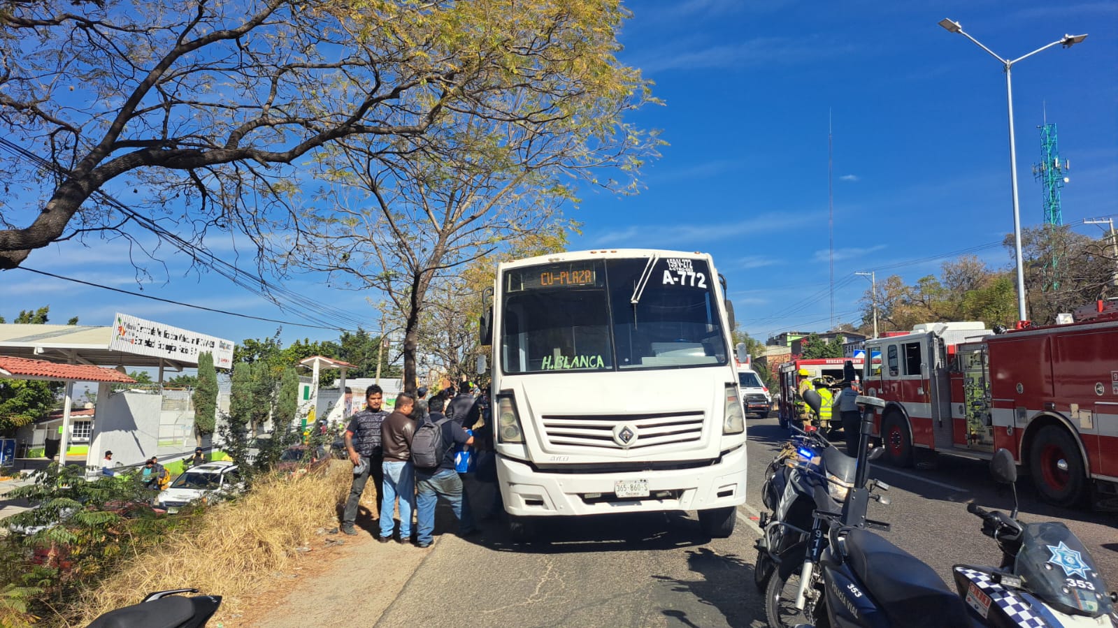 El camión impactado pertenece a la empresa Urbanos de la Ciudad de Oaxaca S. A. y era conducido por Anibal R. C. Foto: Jorge Pérez.