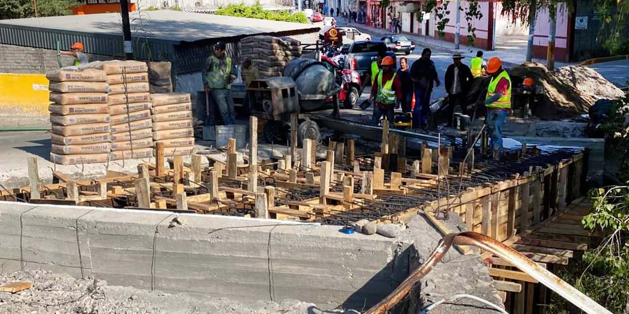 Construyen rotonda para mejorar la movilidad en Huajuapan | El Imparcial de Oaxaca