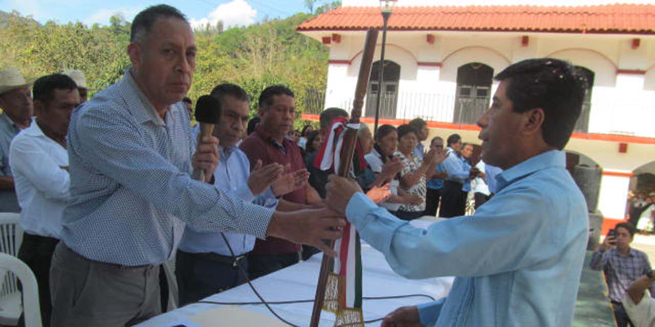 Recibe presidente de Eloxochitlán bastón de mando | El Imparcial de Oaxaca