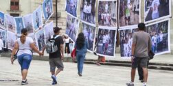 Representantes de asociaciones civiles, madres y padres colocaron en la Alameda de León fotografías de los rostros de personas desaparecidas en Oaxaca