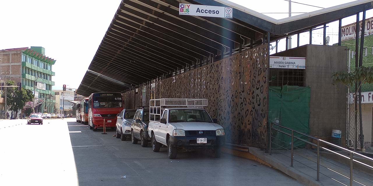 Usan como estacionamiento y en deterioro, parabuses del Citybus | El Imparcial de Oaxaca