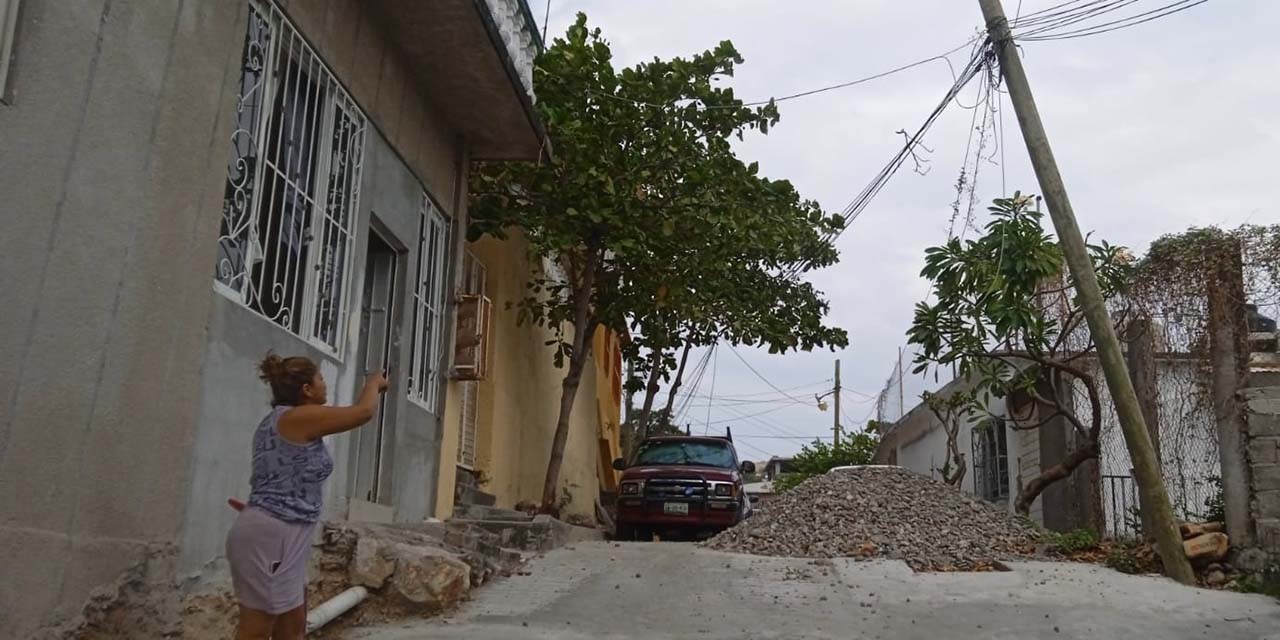 Poste de Telmex a punto de caer sobre un domicilio de Salina Cruz | El Imparcial de Oaxaca