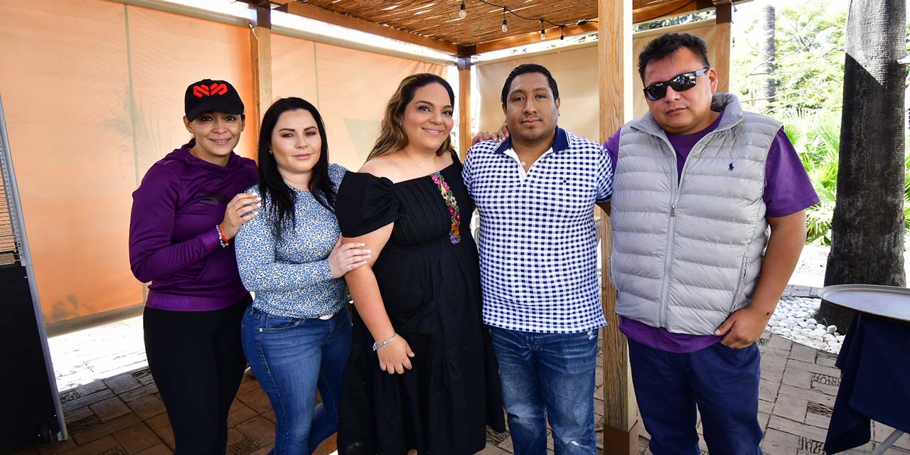 Comparten momento de amistad | El Imparcial de Oaxaca