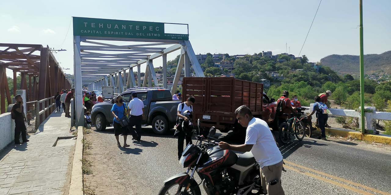 Bloquean locatarios de mercado tehuano el Puente de Fierro | El Imparcial de Oaxaca