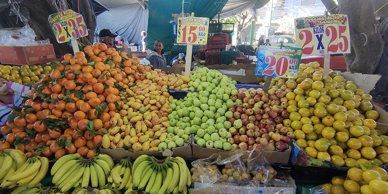 Fotos: Adrián Gaytán / Los precios de la fruta el día de ayer. Este segmento ha sido el más golpeado por la inflación