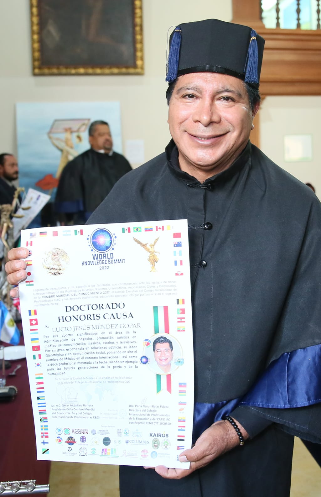 Lucio Gopar obtuvo el grado de doctor honoris causa por su trabajo de promoción. Fotos: Omar Maya/Ángel Pérez