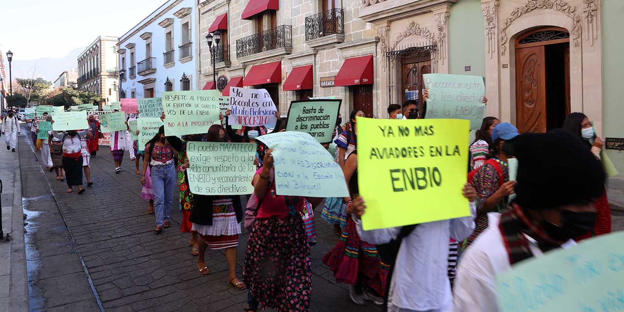 Foto: Luis Alberto Cruz / Marchan docentes y estudiantes normalistas de la Escuela Normal Bilingüe Intercultural de Oaxaca