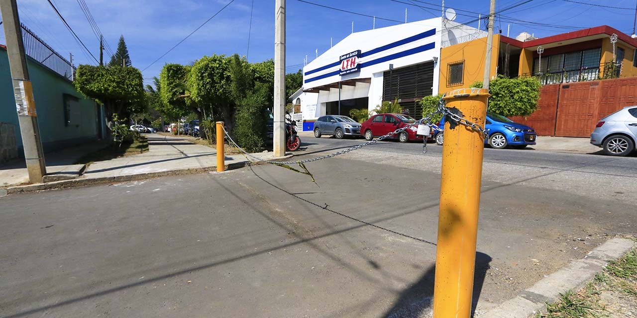 Fotos: Adrián Gaytán / Mediante una decisión unilateral, vecinos cerraron el acceso a la calle de Pinos