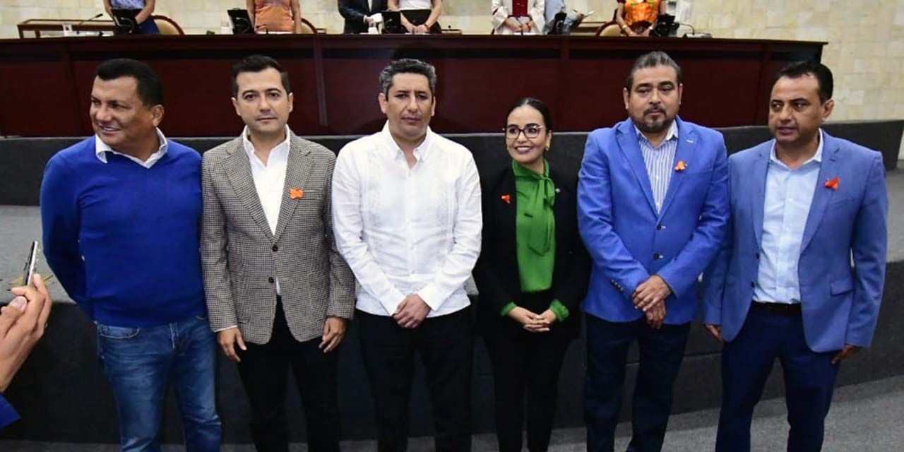 Foto: Rubén Morales / El nuevo fiscal con integrantes de la Cámara de Diputados
