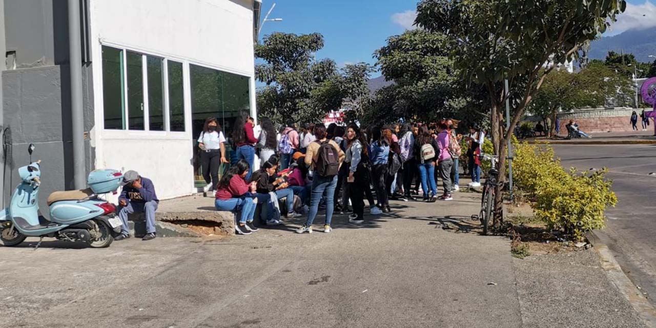 Foto: El Imparcial de Oaxaca / Egresados normalistas se reuniéndose en inmediaciones de la Fuente de las 8 Regiones