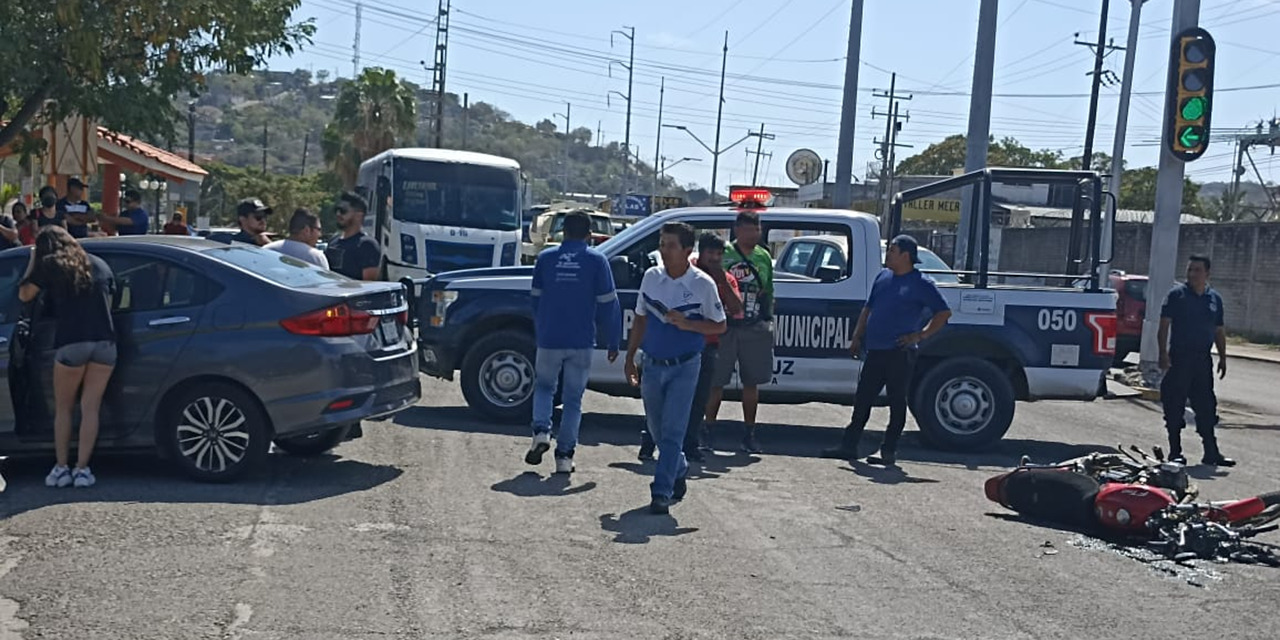 Violenta colisión entre un automóvil y una motocicleta | El Imparcial de Oaxaca