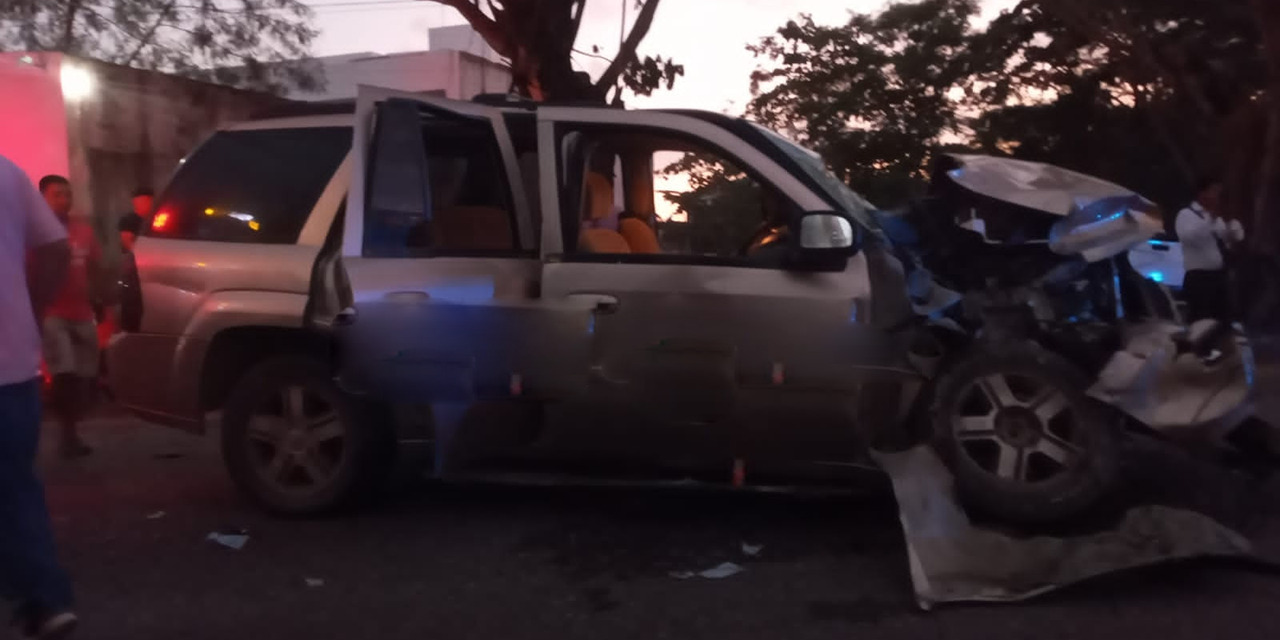 Violenta colisión entre camionetas en Pinotepa Nacional | El Imparcial de Oaxaca