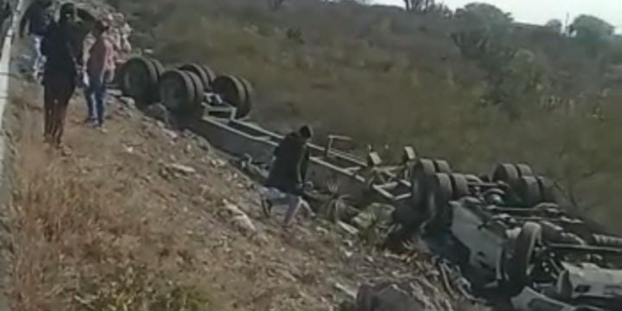 Chofer de tráiler queda prensado en accidente