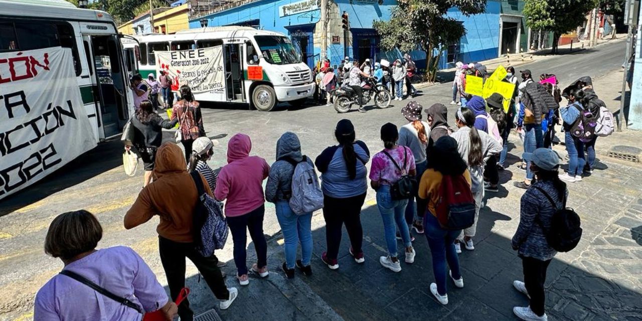 Bloquean normalistas las calles de la ciudad | El Imparcial de Oaxaca