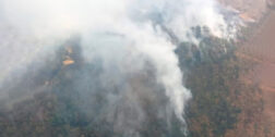 Avanza el incendio forestal en Cerro del Metate, en San Juan Mixtepec