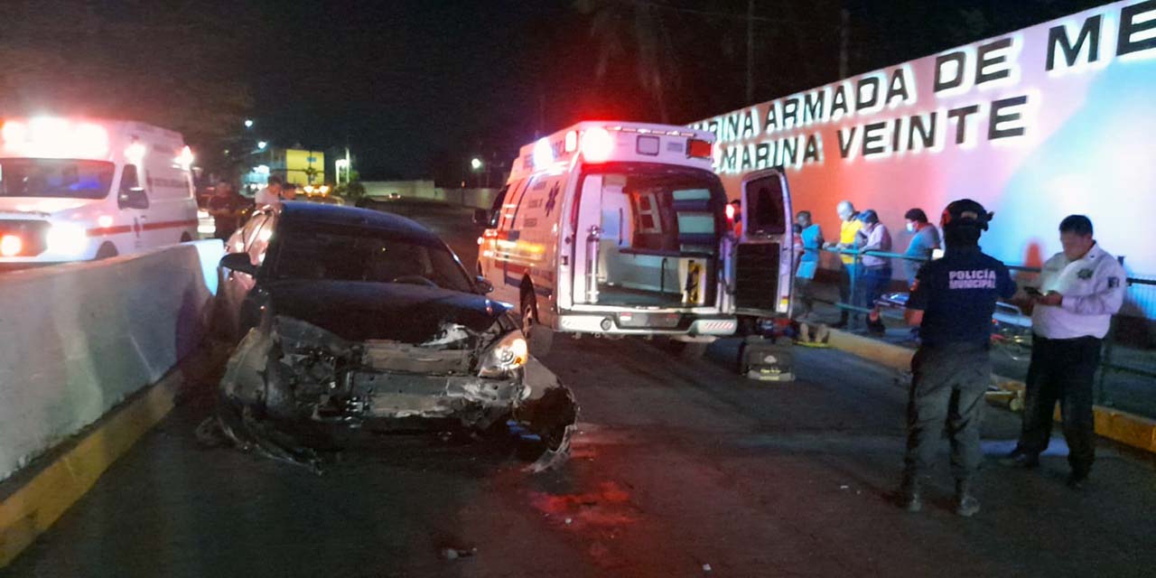 Resulta herida al impactar su auto contra un muro | El Imparcial de Oaxaca