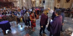 Foto: Jesús Santiago / Con la frase “Polvo eres y en polvo te convertirás”, los católicos participan en la ceremonia de miércoles de ceniza encabezada por el Arzobispo Pedro Villalobos