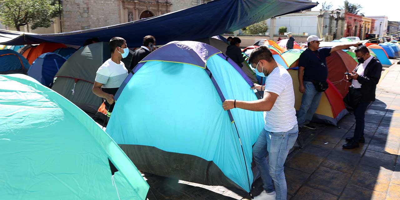 Foto: Luis Alberto Cruz / Estudiantes normalistas mantienen su plantón en el Centro Histórico, IEEPO, con disponibilidad para dialogar