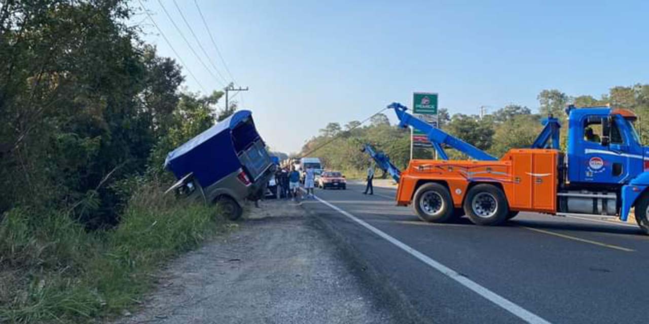 Camioneta de pasaje vuelca fuera de vía en Guayabo-Matías | El Imparcial de Oaxaca