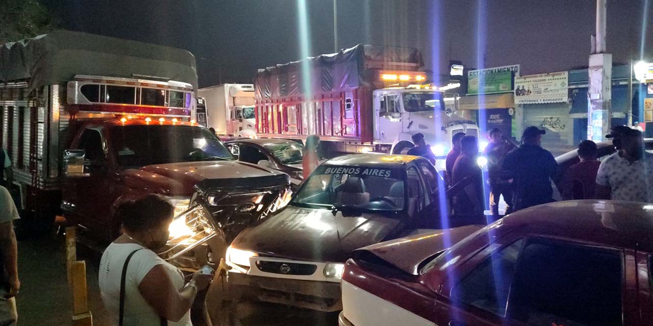 Camioneta golpea a seis taxis en la Experimental | El Imparcial de Oaxaca