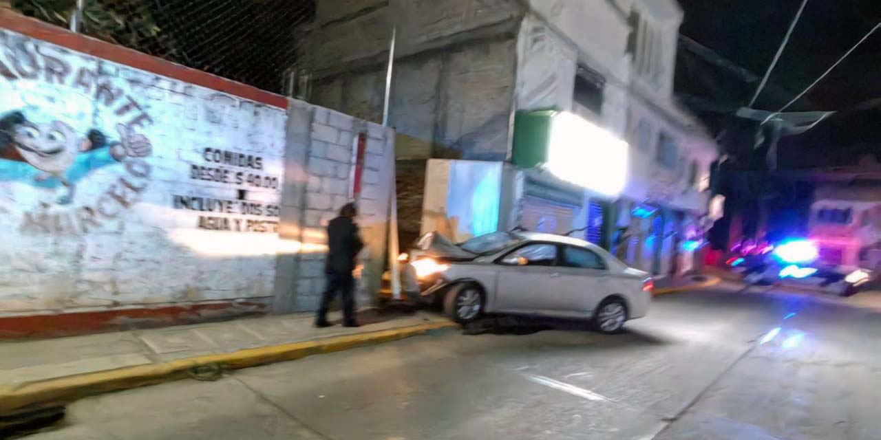 Choca con domicilio y abandona su vehículo | El Imparcial de Oaxaca