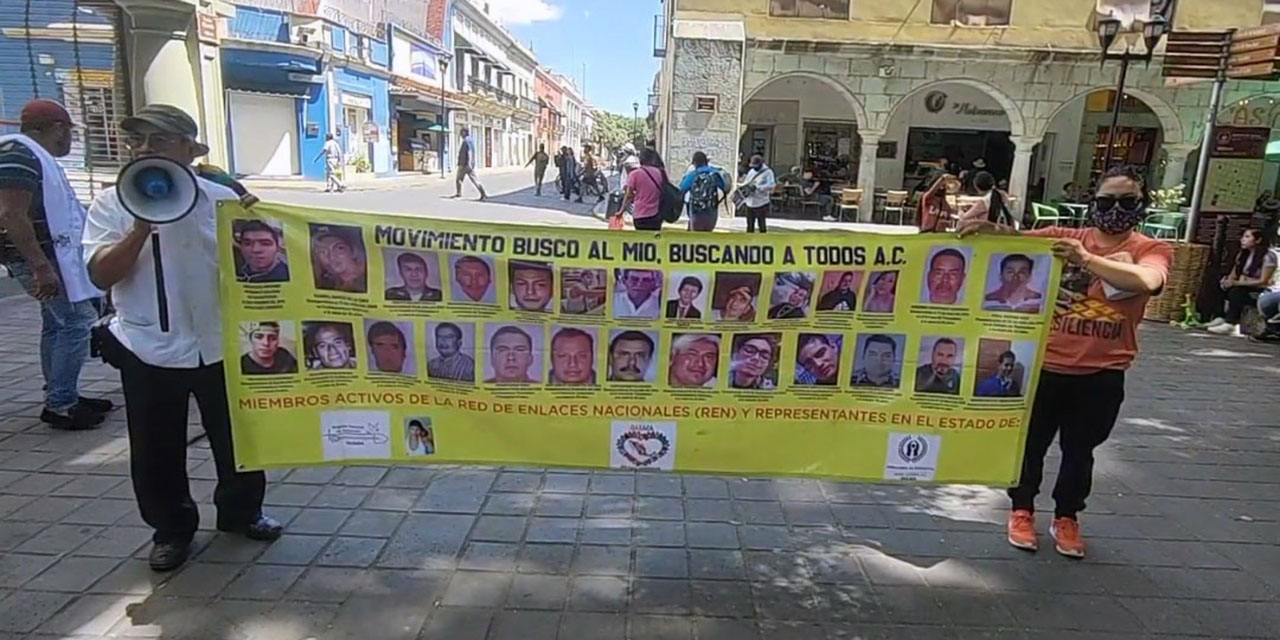 Foto: Adrián Gaytán / Familiares y activistas de personas desaparecidas se manifiestan en el Zócalo