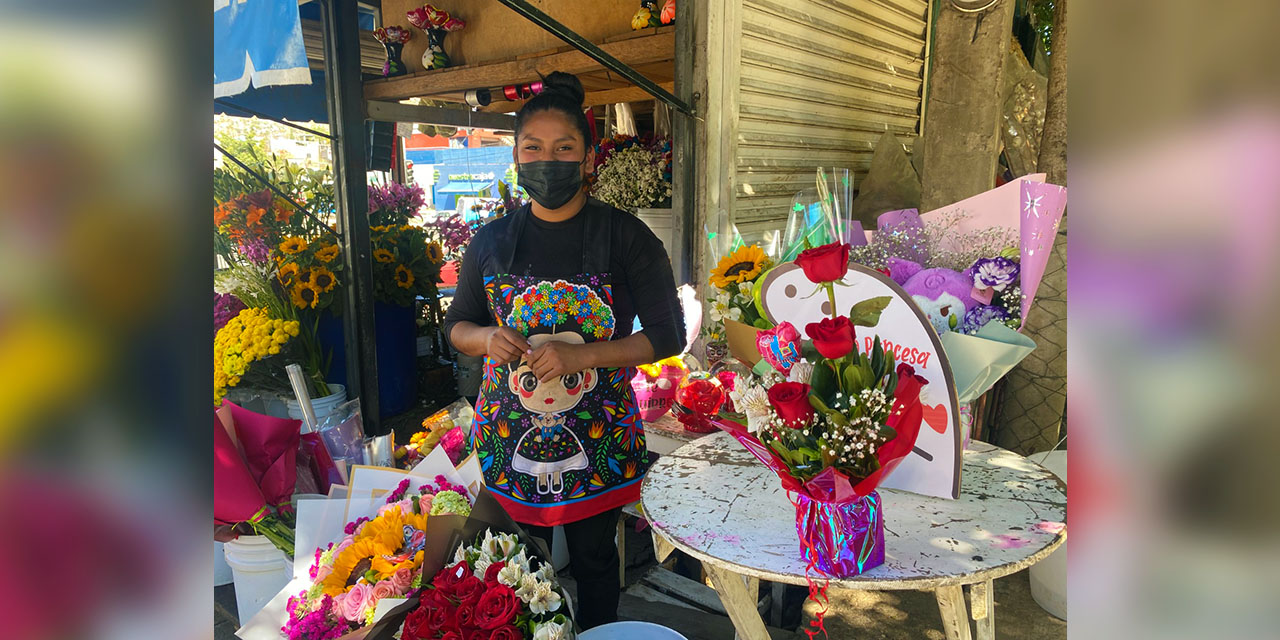 Foto: Yadira Sosa / Fátima Pérez en su negocio de venta de flores, en Santa Rosa Panzacola