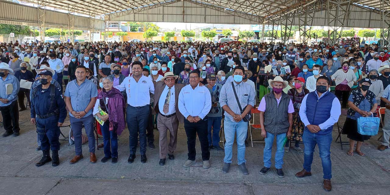 Dan tarjetas Bienestar a los adultos mayores de Huajuapan | El Imparcial de Oaxaca