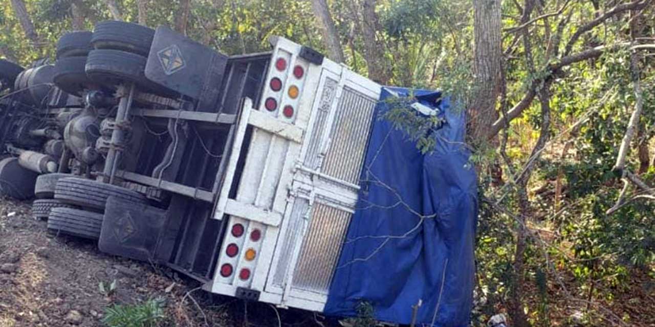 Vuelca pesado camión; cuerpos de rescate tardan en auxiliarlo | El Imparcial de Oaxaca