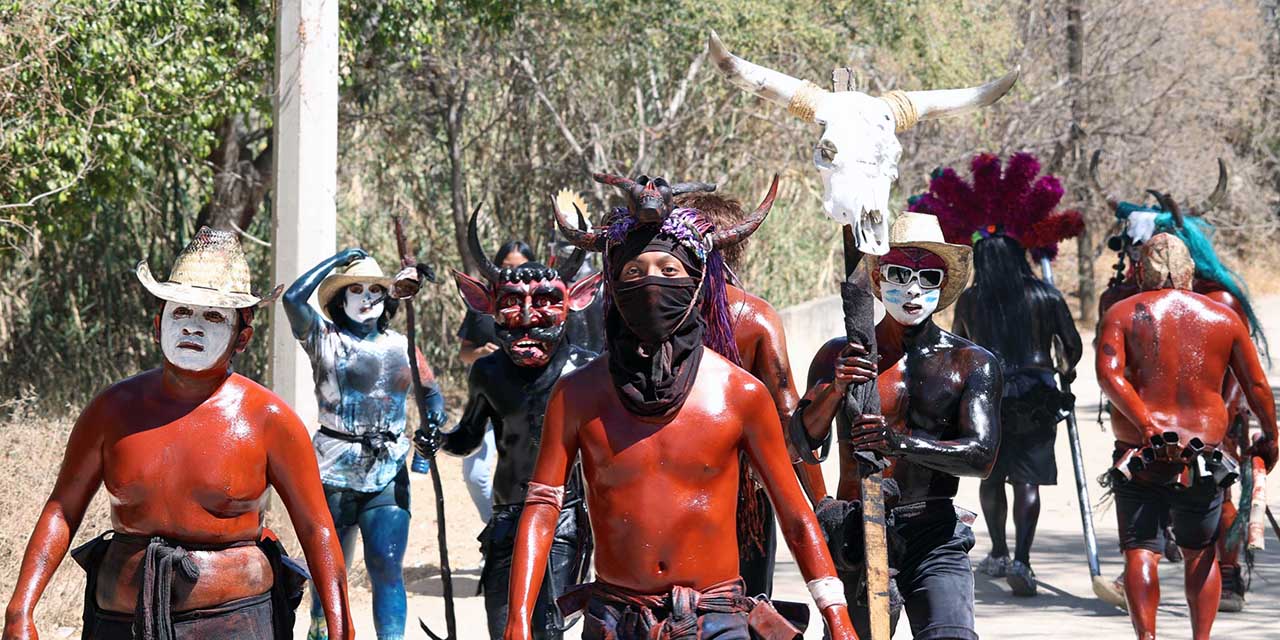 Fotos: Luis Alberto Cruz / Los Diablos Aceitados de San Martín Tilcajete cumplen con la tradición y celebran su carnaval, previo al miércoles de ceniza