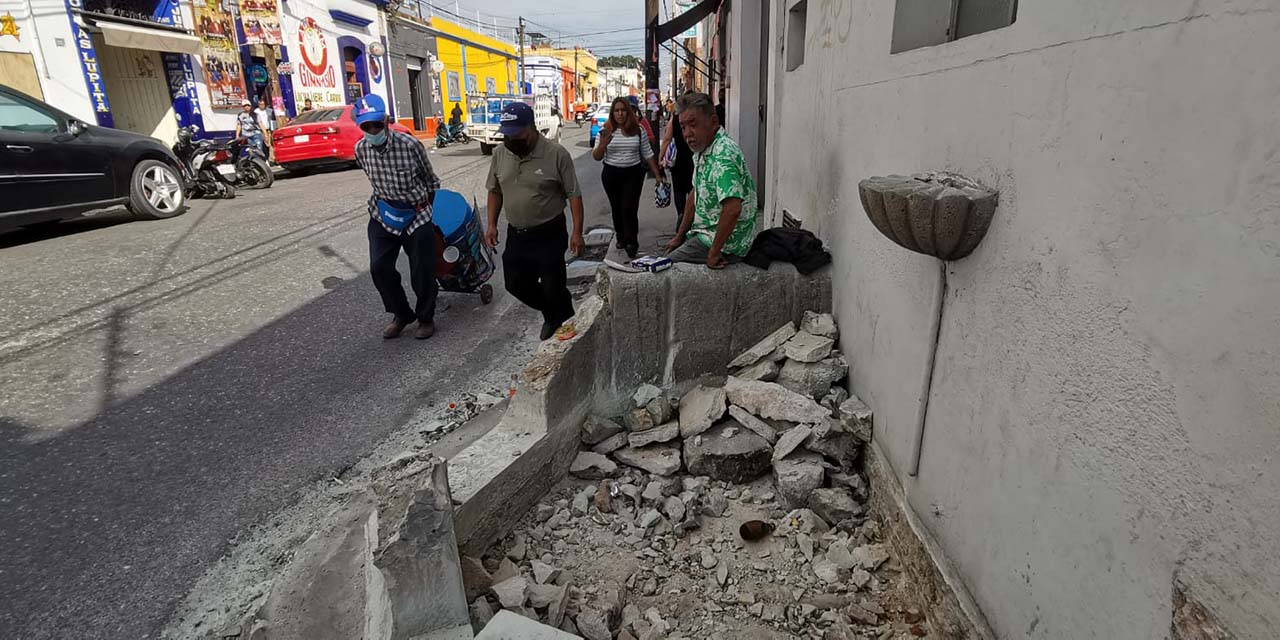 Fotos: Jesús Santiago López / La destrucción de la pila de Juan Diego en la calle Valerio Trujano