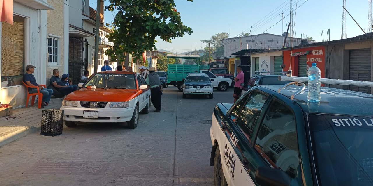 Toman mototaxistas palacio de Pinotepa de Don Luis | El Imparcial de Oaxaca
