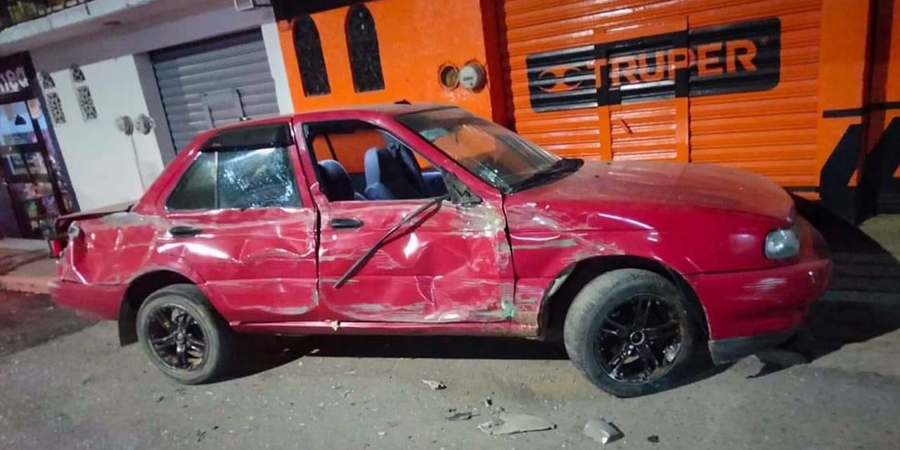 Camionero choca con un automóvil estacionado | El Imparcial de Oaxaca