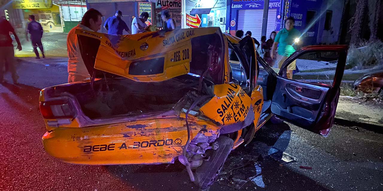 Veloz auto impacta a taxi y deja tres heridos | El Imparcial de Oaxaca