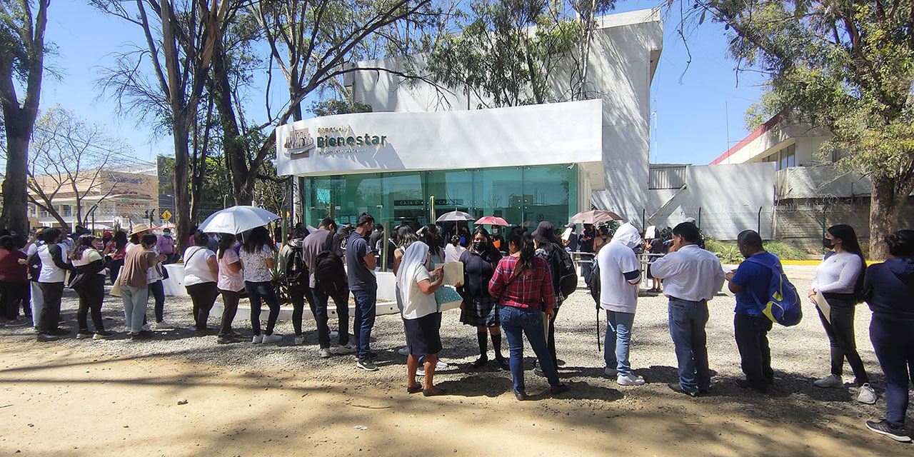 Foto: Adrián Gaytán / Largas filas obligan formar a los beneficiarios de programas sociales en el Banco Bienestar