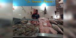 Foto: Lisbeth Mejía / Para el propietario de “La Buena Pesca”, Don Héctor Miguel, las ventas de mariscos y pescados no despegaron en el primer viernes de Cuaresma