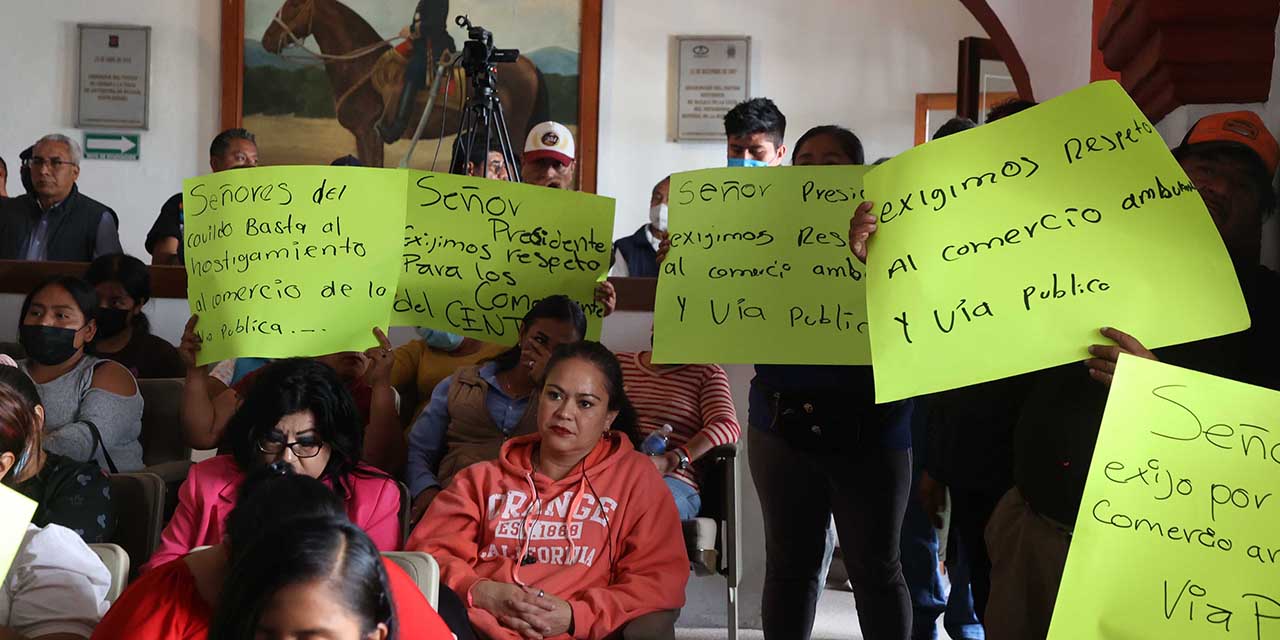 Foto: Luis Cruz / Protesta de ambulantes en la sesión de Cabildo