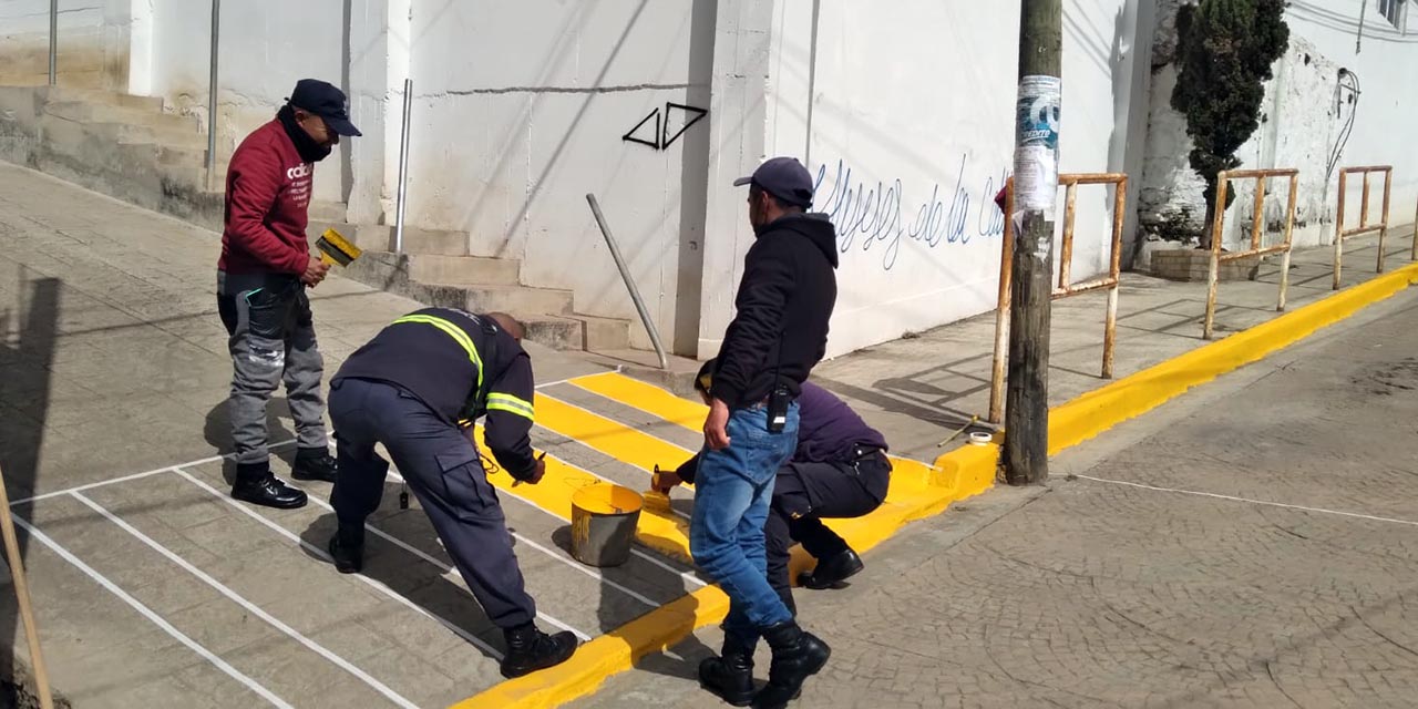 Pintan señaléticas vehiculares y peatonales en Huautla | El Imparcial de Oaxaca