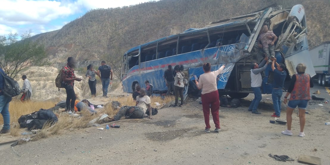 Suman 17 fallecidos por volcadura de autobús con migrantes | El Imparcial de Oaxaca