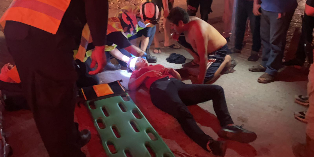 Se azota la cabeza mientras iba en un vehículo en movimiento