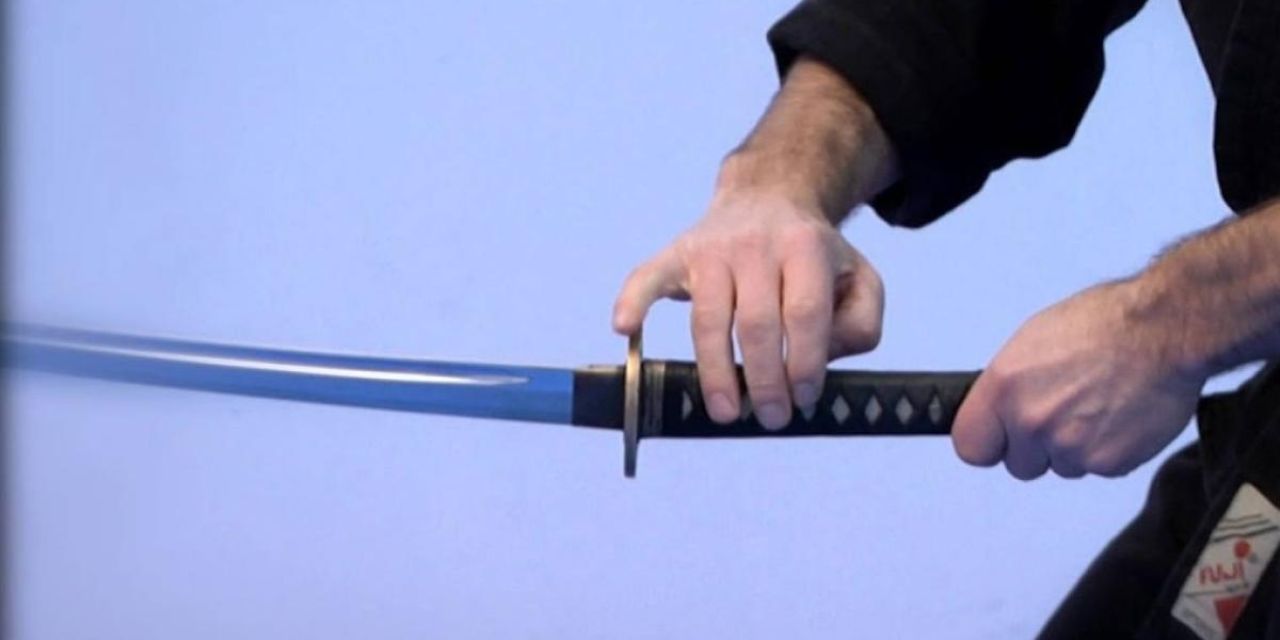 Quiso asustar a su hijo con una espada samurái y terminó matándolo | El Imparcial de Oaxaca