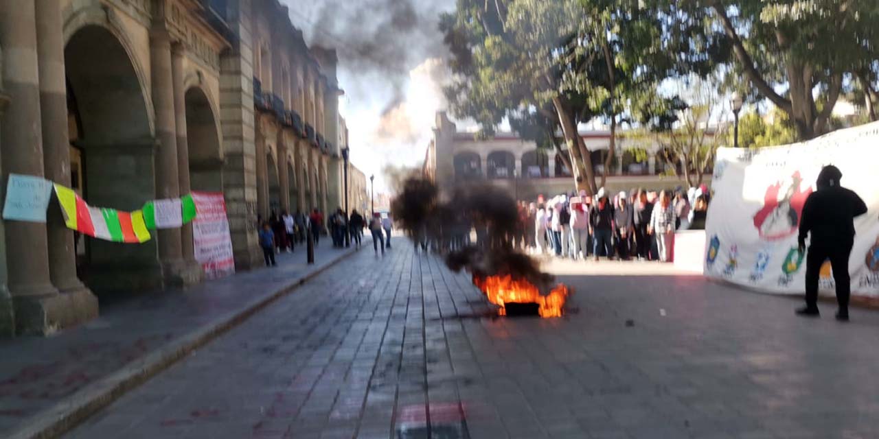 Foto: Jesús Santiago / Normalistas protestan en Palacio de Gobierno