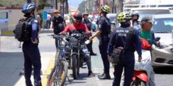 Foto: Luis Cruz / Policías municipales infraccionaron ayer a motociclistas que invadieron la ciclovía.