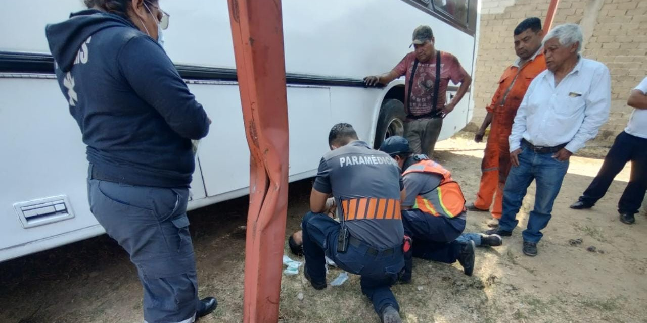 Grave resulta mecánico al caer encima pieza de pesado camión | El Imparcial de Oaxaca