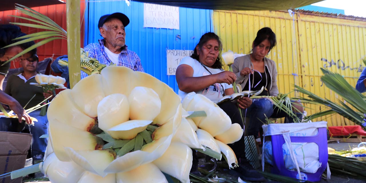 Foto: Adrián Gaytán / Artesanos de la palma de la región de la Mixteca comercializan sus productos en la Central de Abasto.