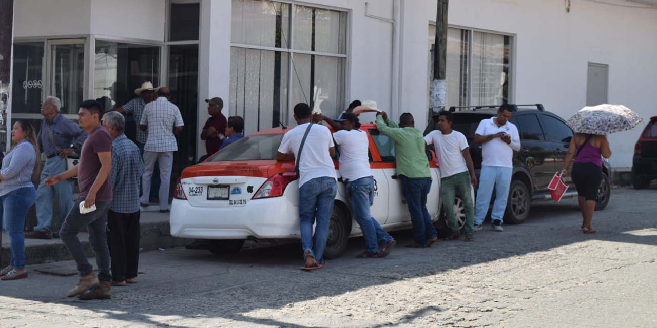 Bloquean transportistas de la Costa edificio de Paz Social | El Imparcial de Oaxaca